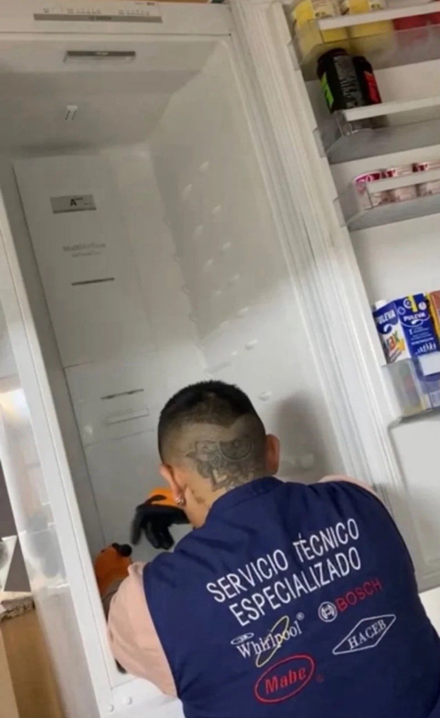 Técnico en plena reparación